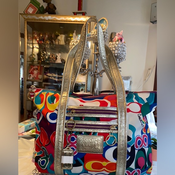 Coach - Picture 15 of 16